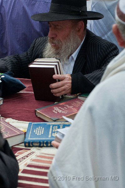 20100408_104207 D300.jpg - A scholarly gentlemen doing whatever scholarly gentlemen do